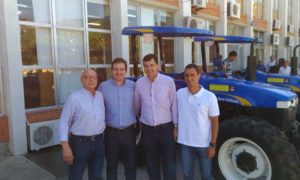 Prefeito e vice recebem trator novo para a agricultura