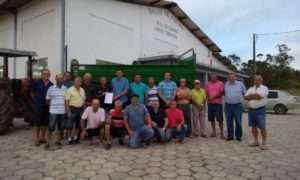 Vereadores entregam equipamento aos agricultores