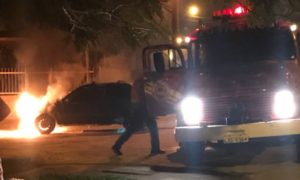 Carro pega fogo no Bairro de Costa