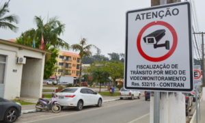 Município finaliza instalação de placas de regulamentação para início da fiscalização por videomonitoramento