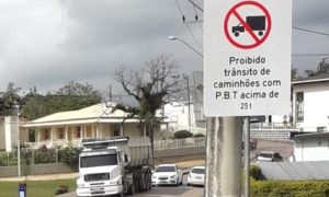 Proibição de veículos pesados na Rua João de Rochi começa a valer no dia 20