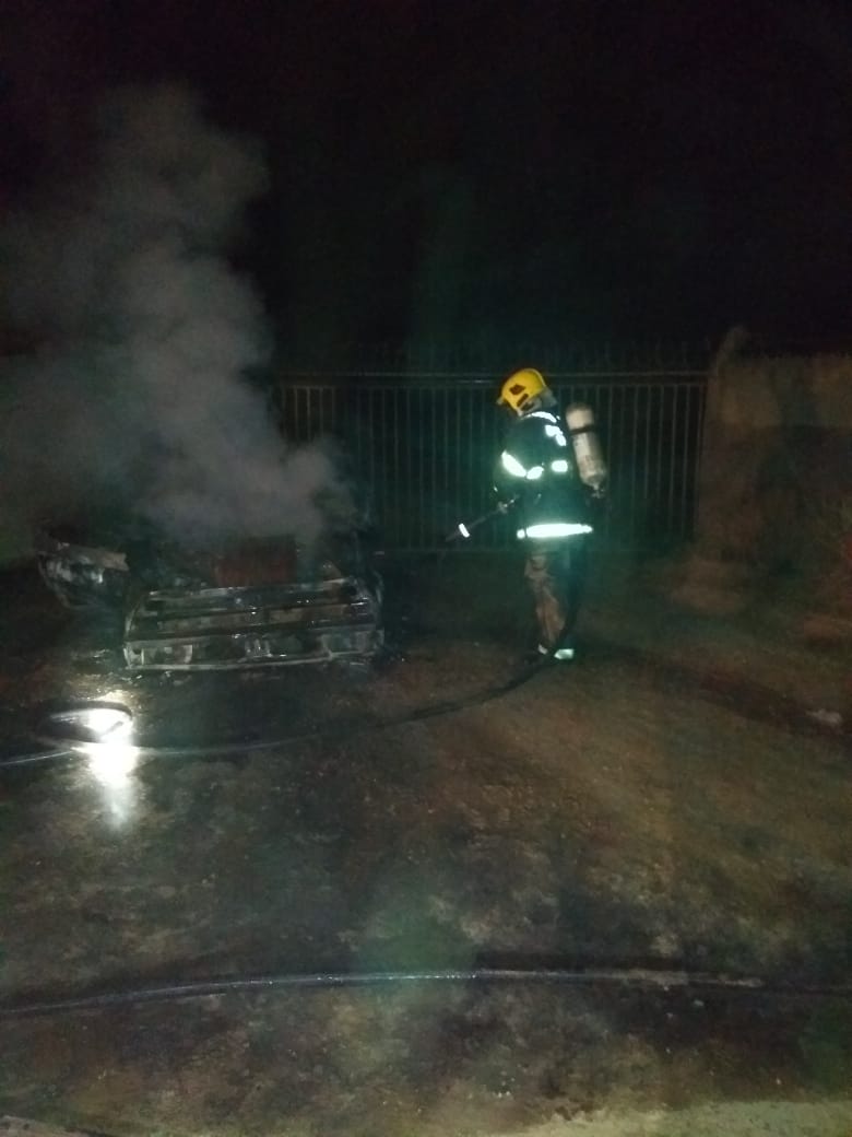 Carro é destruído pelo fogo no Bairro Naspolini