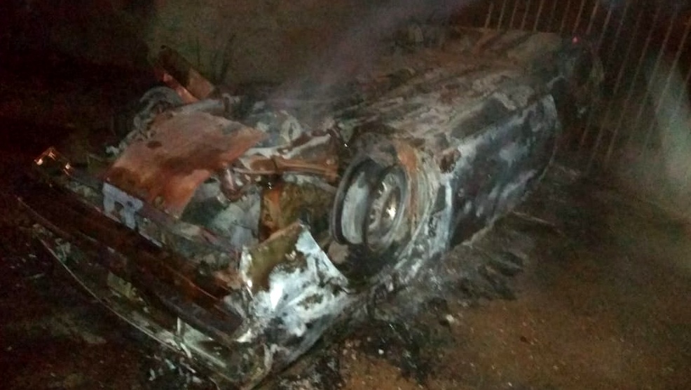 Carro é destruído pelo fogo no Bairro Naspolini