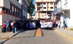 Procissão de Corpus Christi reúne fiéis em Morro da Fumaça