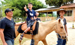 Equoterapia proporciona mais qualidade de vida para pessoas com deficiência