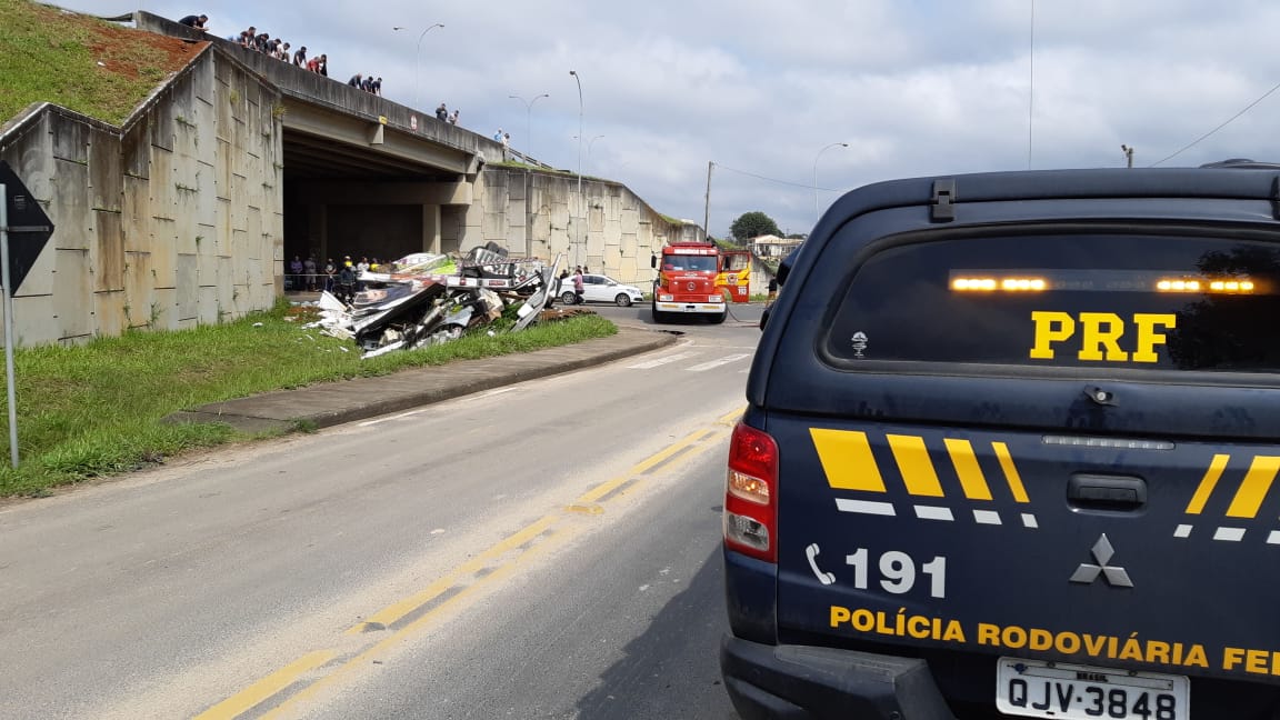 Caminhão cai de viaduto no acesso a Morro da Fumaça