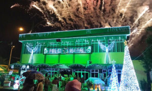 Iluminação de natal da Cermoful vira atração para fotos