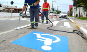 Sinalização de vagas de estacionamento especiais ganha reforço