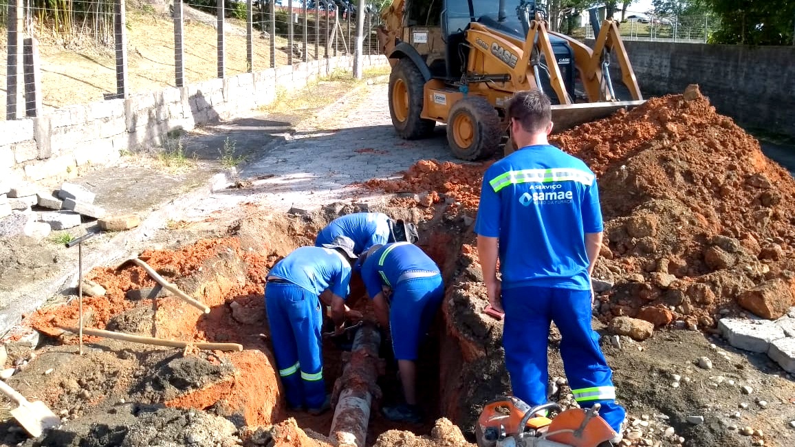 Rompimento da rede principal deixa Morro da Fumaça sem abastecimento de água