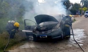 Bombeiros combatem incêndio em veículo no Bairro Monte Verde