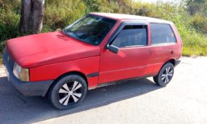 Polícia Militar aborda carro com licenciamento atrasado, motorista sem CNH e com maconha