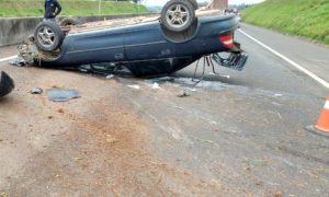 Motorista perde o controle e veículo capota na BR-101