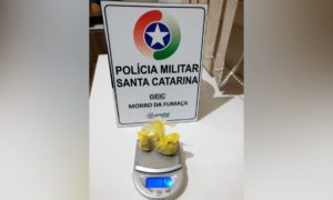 Polícia Militar aborda homem com droga no Bairro Capelinha