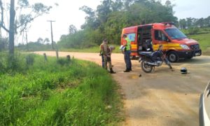 Adolescente sem CNH cai de moto ao trafegar em alta velocidade