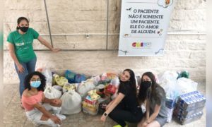 Adolescentes arrecadam alimentos para a Casa Guido