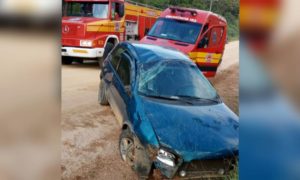 Motorista perde o controle, colide com barranco e capota