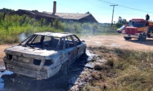 Carro é consumido pelo fogo em Morro da Fumaça