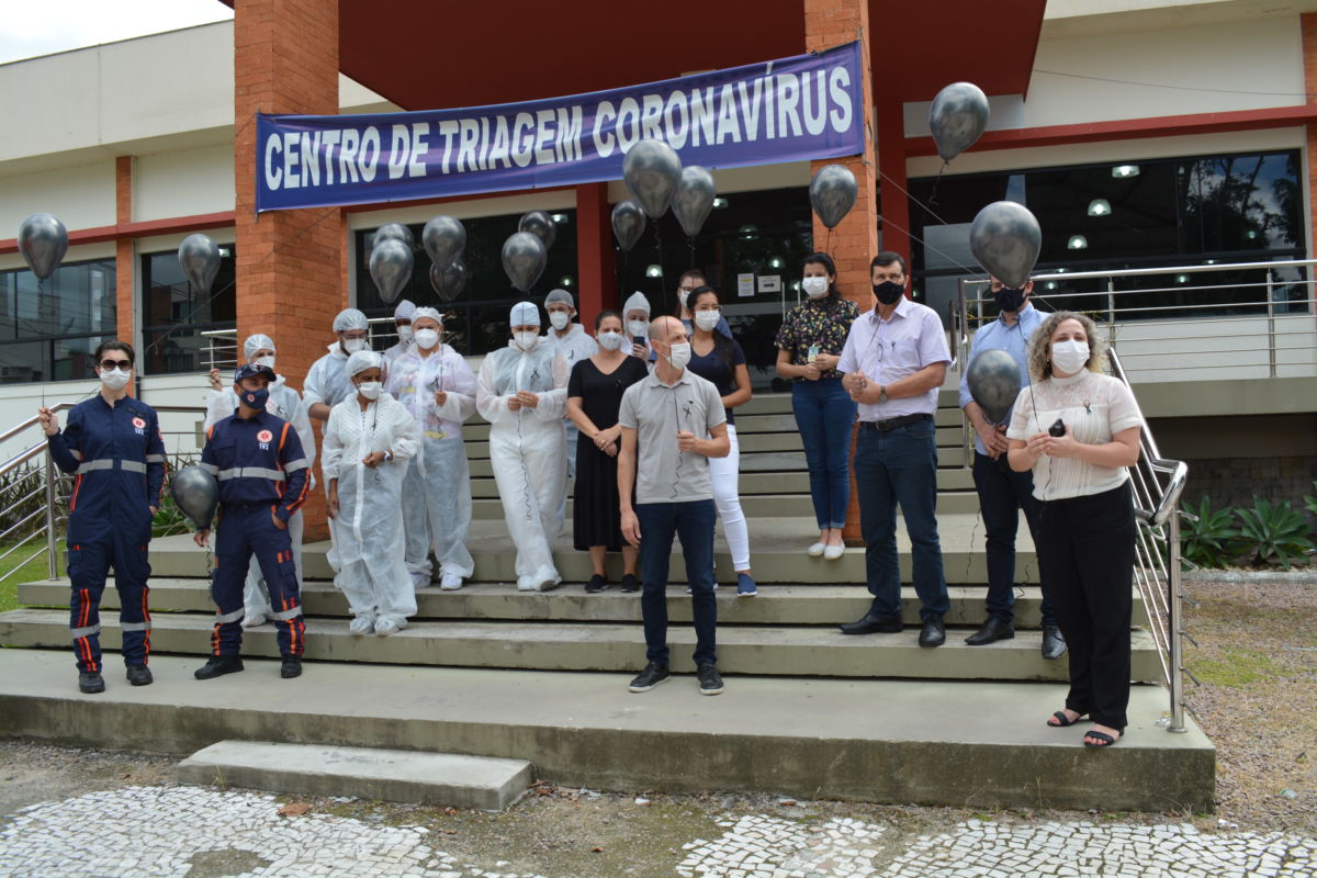 Com orações, a solidariedade às famílias das vítimas de Covid-19 e o apoio aos profissionais da saúde