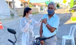 Idosos de 63 e 64 anos serão vacinados nesta terça-feira em Morro da Fumaça contra a Covid-19