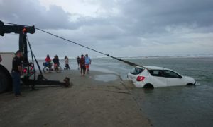 Veículo é retirado do mar no Balneário Torneiro após ficar submerso (VÍDEO)