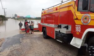 Corpo de Bombeiros resgata mulher e seu neto após inundação no Bairro Capelinha (VÍDEO)