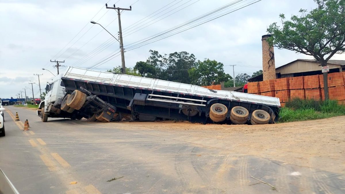 Carreta tomba e deixa trânsito em meia pista na Rodovia Olívio Cechinel