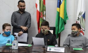 Estudantes da Escola Biázio Maragno visitam Câmara de vereadores de Morro da Fumaça