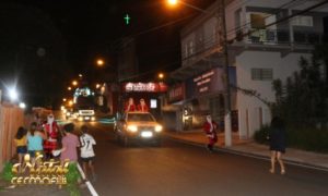 Caminhão de Natal Cermoful encanta famílias com música e animação