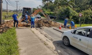 Trânsito interrompido e falta de água para interligação de rede do Samae