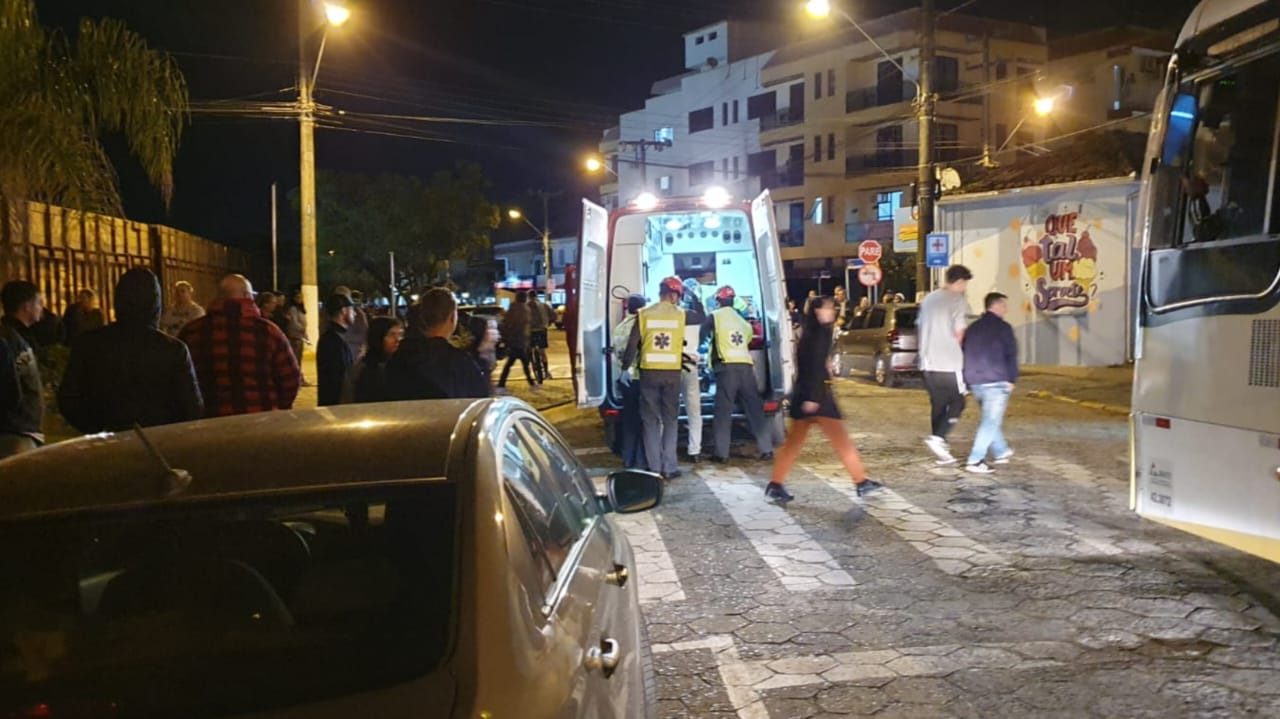 Pedestre quase é atingido por trem no centro de Morro da Fumaça