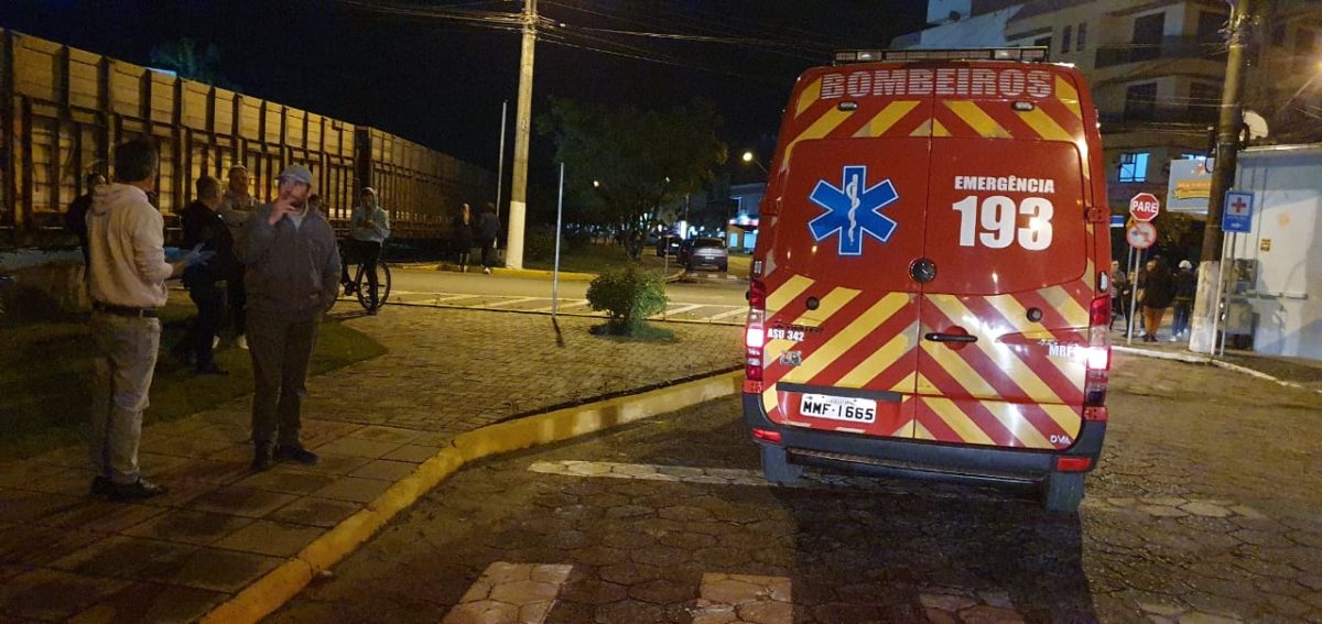 Pedestre quase é atingido por trem no centro de Morro da Fumaça