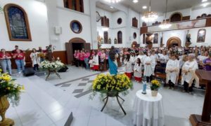 Fiéis celebram o dia de Nossa Senhora da Glória