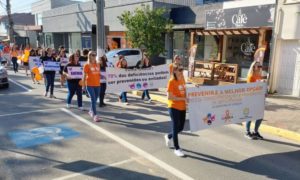 Caminhada Laranja marca o fim do mês dedicado à prevenção de deficiências em Morro da Fumaça