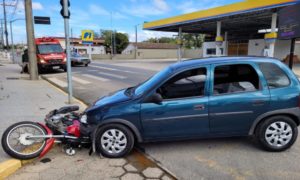 Acidente na Rua José Cechinel deixa motociclista ferido