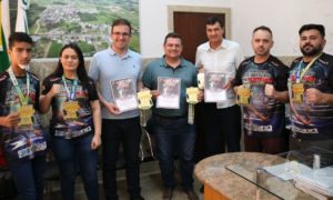 Gestores municipais recebem atletas fumacenses de muaythai