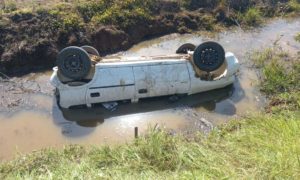 Carro cai em vala, fere dois adultos e deixa três crianças em estado grave na SC-445