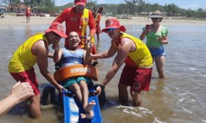 Projeto Praia Acessível leva alunos da Apae de Morro da Fumaça à praia