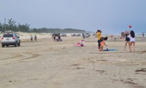 Orla do Balneário Esplanada é dividida entre veranistas e veículos