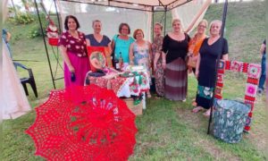 “Crocheteiras” fazem sucesso na decoração de Natal do Distrito de Estação Cocal