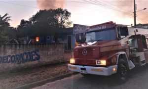 Bombeiros de Morro da Fumaça controlam fogo no Bairro Esperança