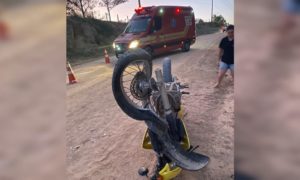 Bombeiros de Morro da Fumaça atendem colisão entre carro e moto