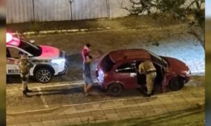 Carro tenta fugir em marcha ré e na contramão ao avistar viatura da PM