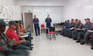 Bombeiros comunitários passam por instrução de atendimento pré-hospitalar