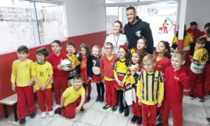 Jogador do Tigre visita Centro Educacional Davi