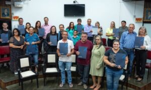 Famílias recebem matrículas de imóveis do projeto REURB na Câmara de Vereadores