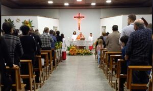 Fiéis prestigiam festa de São Pedro e Nossa Senhora do Perpétuo Socorro