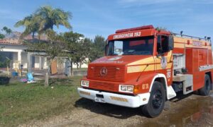 Casa é parcialmente destruída por incêndio no Balneário Esplanada