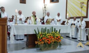 Igreja Matriz São Roque lotada para homenagem a Padre Carlos Weck