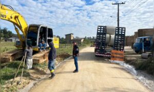 Rodovia do bairro Barracão fica totalmente bloqueada devido à obra nesta terça-feira