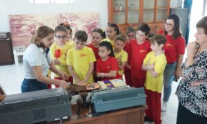 Alunos do Centro Educacional Davi visitam museu de Morro da Fumaça